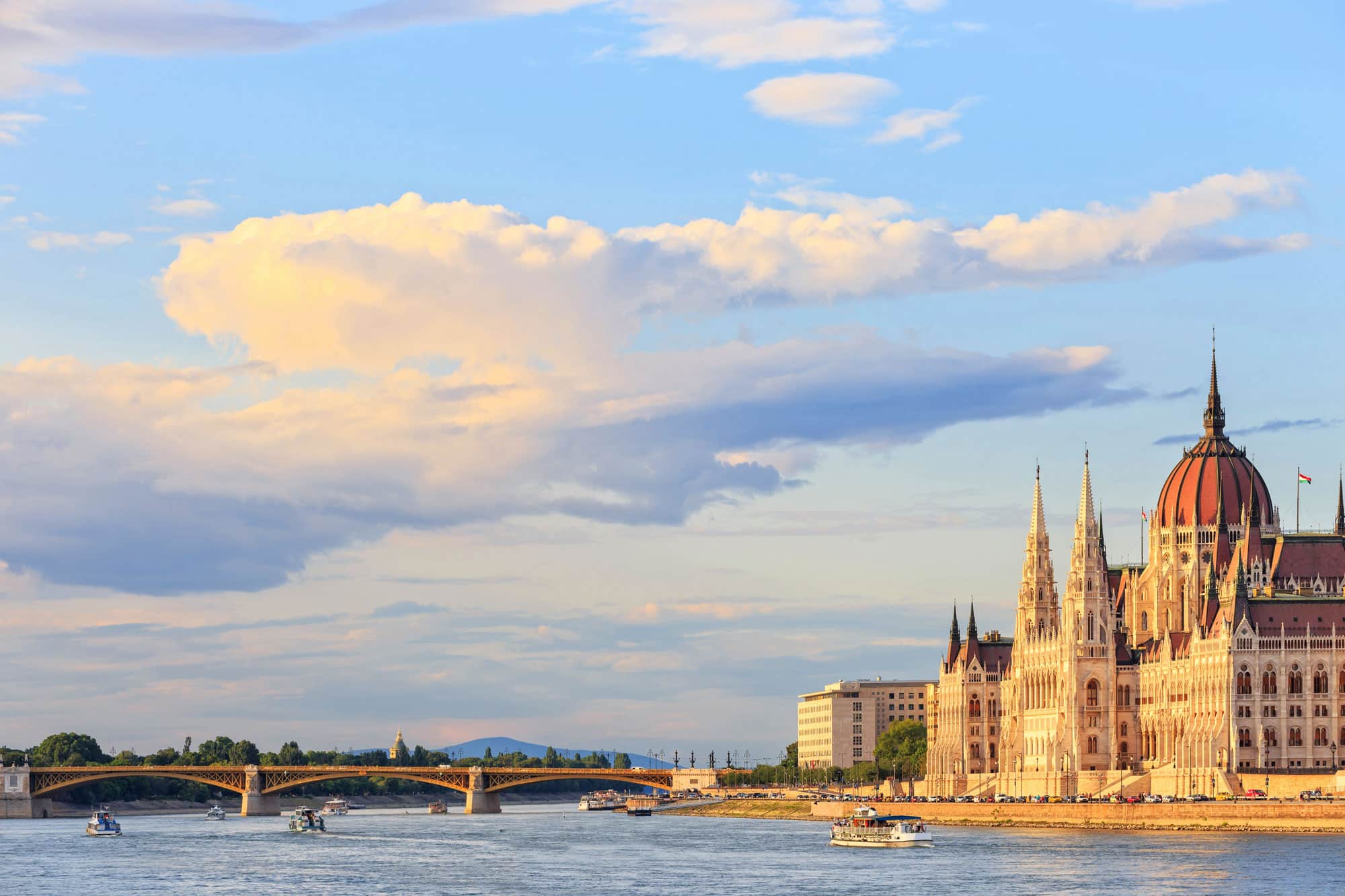budapest parlament danube