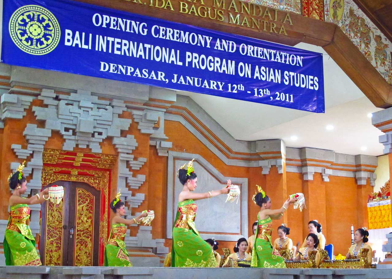 studera på bali indonesien udayana university